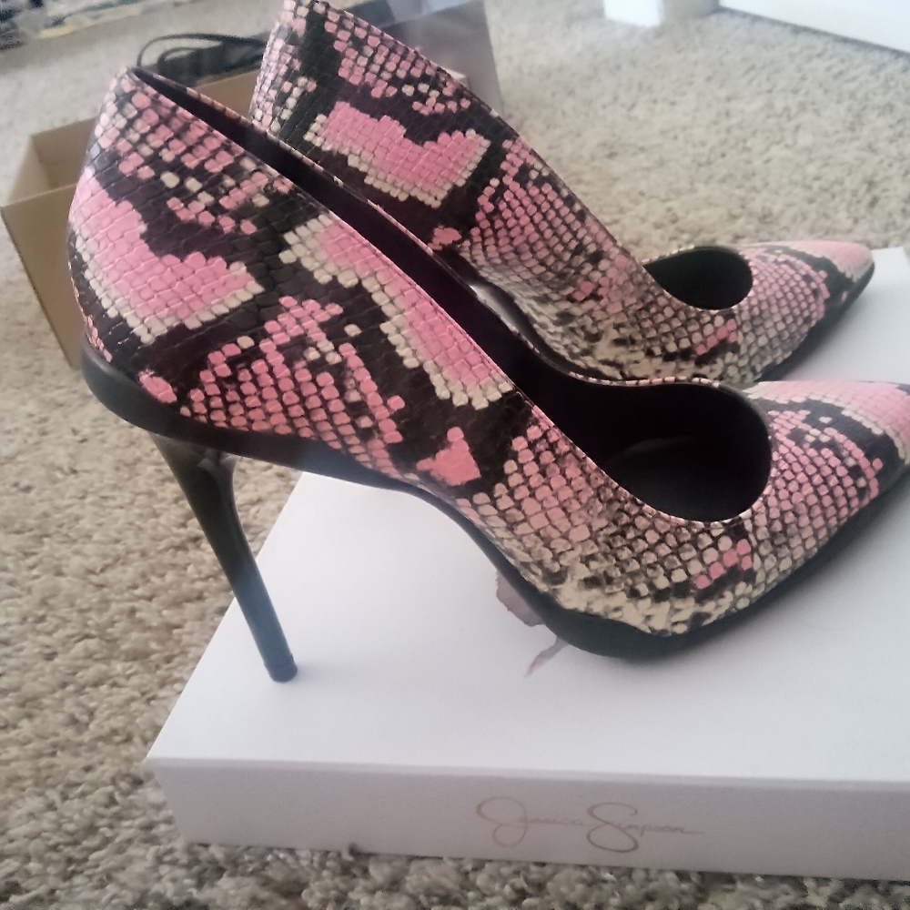 Shoe's - Picture 3 of 8